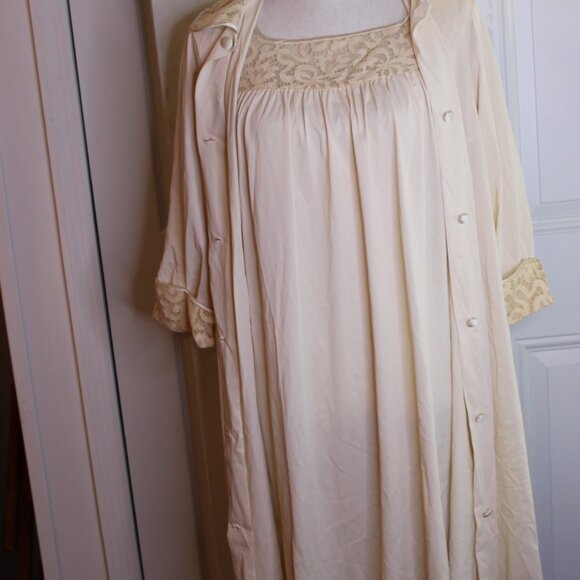 Vanity Fair, Beige SILKY SOFT NYLON Peignoir Robe Nightgown Set, Size 36 VINTAGE - Picture 4 of 4